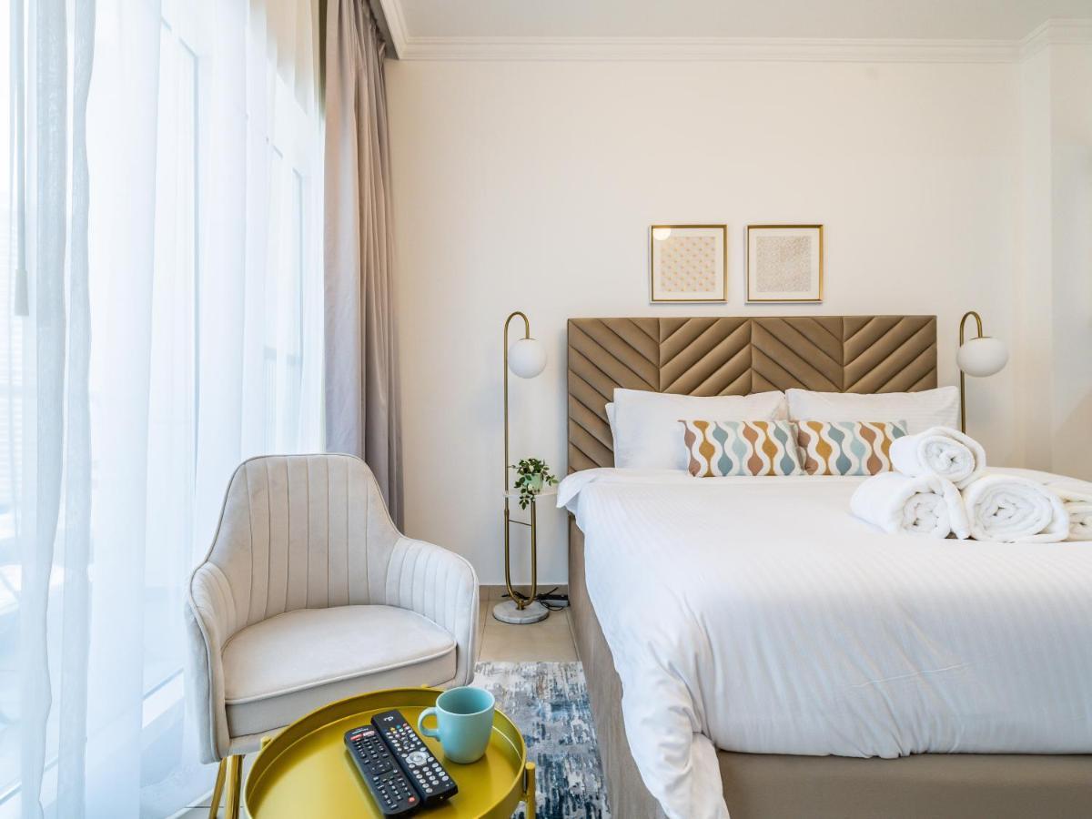 Delightful Studio With Balcony - Burj Al Nujoom Apartment *