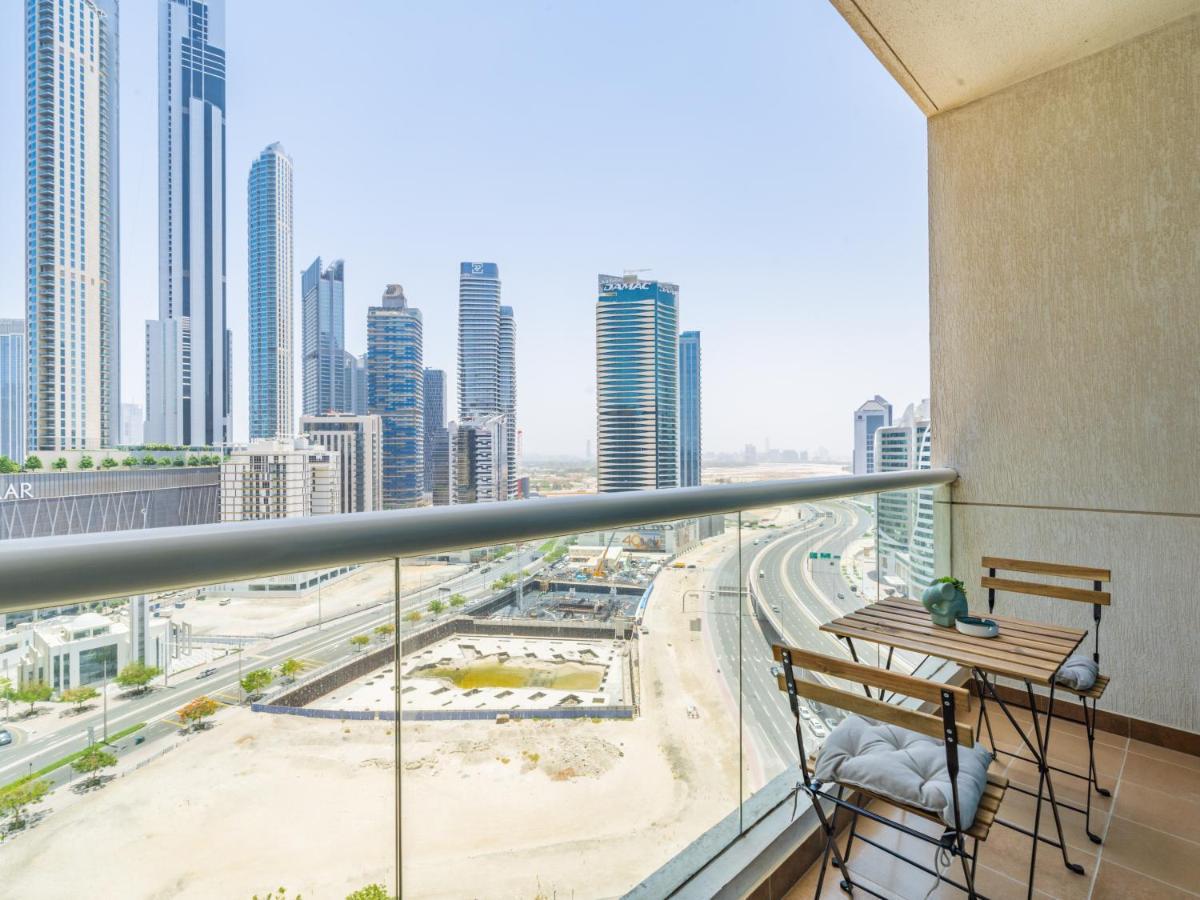 Delightful Studio With Balcony - Burj Al Nujoom Apartment