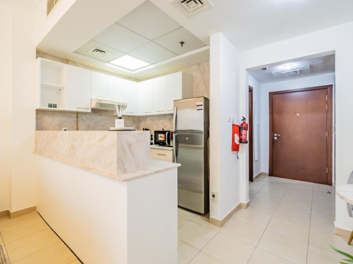 Delightful Studio With Balcony - Burj Al Nujoom * Dubai